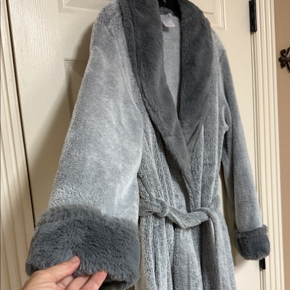Secret Treasures Soft Gray Robe - Picture 3 of 12